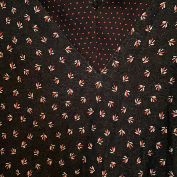 Cute shirt with T on back - Picture 3 of 3